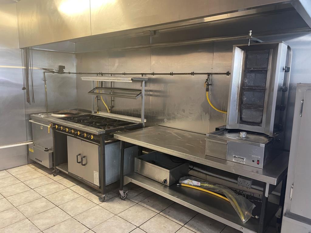 Lot: 151 - FREEHOLD VACANT TAKEAWAY UNIT - Photo of cooker and grill